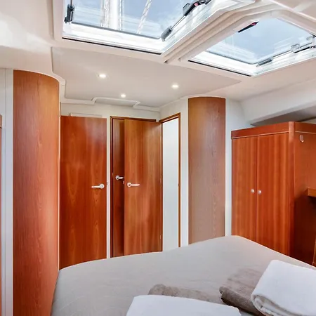 Sailboat Hanse 455 Botel